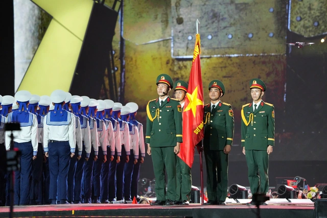Diễn viên phim Mưa đỏ hòa giọng cùng Bùi Công Nam, Thanh Duy trong ca khúc siêu viral tại Concert Sao nhập ngũ 2025 - Ảnh 4.