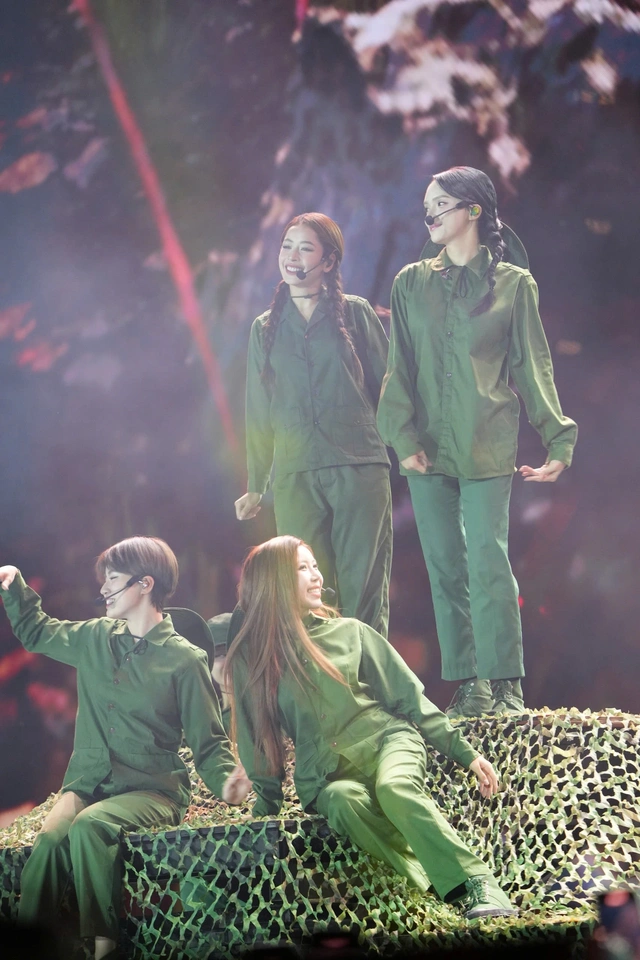 Diễn viên phim Mưa đỏ hòa giọng cùng Bùi Công Nam, Thanh Duy trong ca khúc siêu viral tại Concert Sao nhập ngũ 2025 - Ảnh 5.