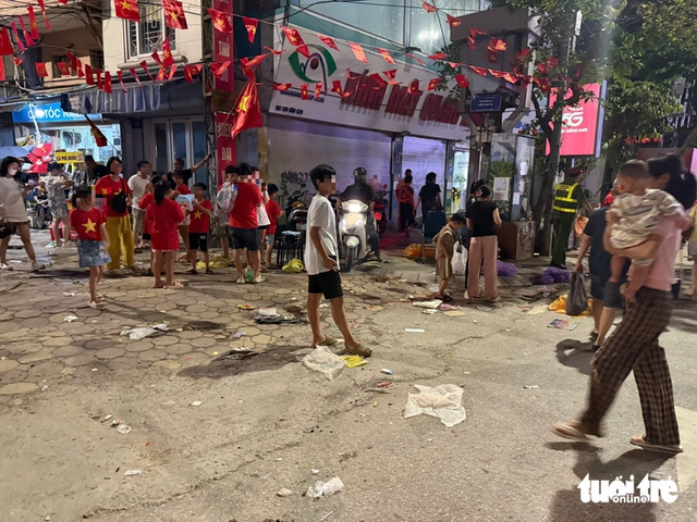 Plant beds trampled, trash littered after National Day parade rehearsal in Hanoi - Ảnh 2.