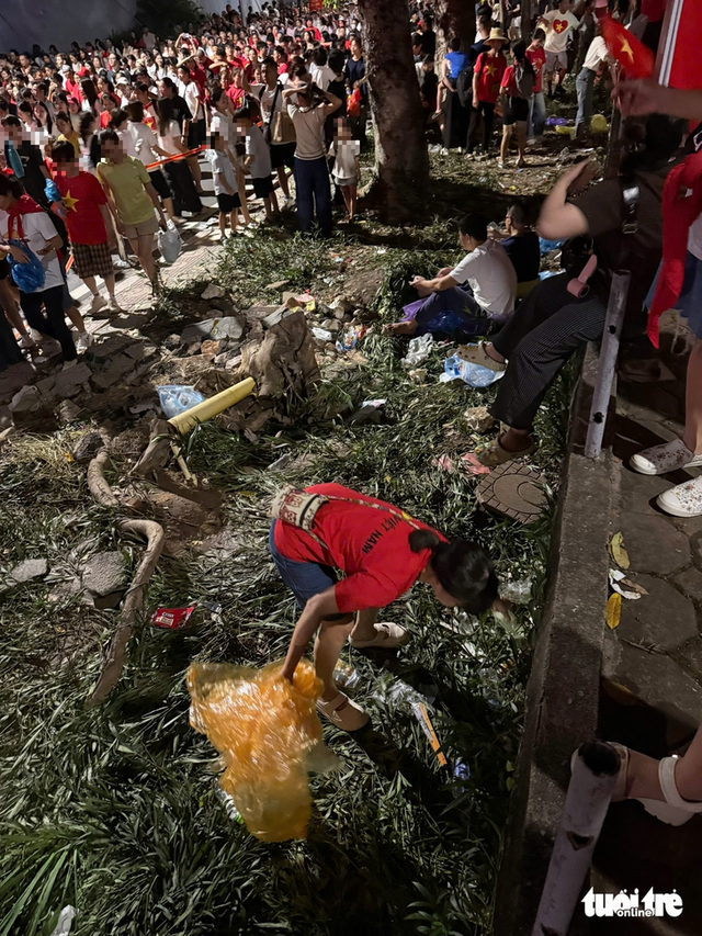 Plant beds trampled, trash littered after National Day parade rehearsal in Hanoi - Ảnh 3.