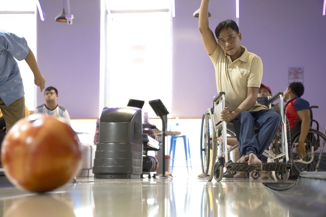 In Ho Chi Minh City, disabled bowlers roll forward with determination, 8kg ball- Ảnh 2. In Ho Chi Minh City, disabled bowlers roll forward with determination, 8kg ball- Ảnh 2.