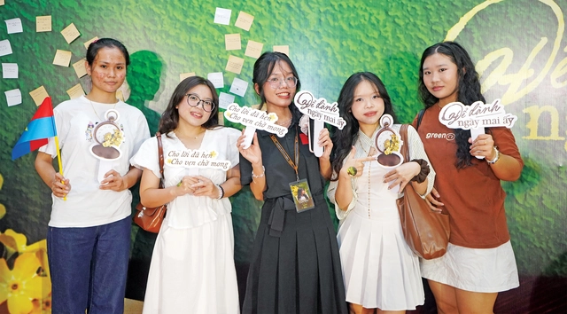 Hòa chung niềm vui đất nước - Ảnh 2.