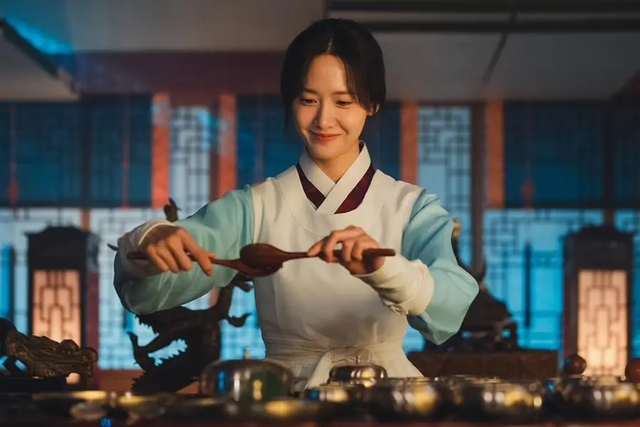 Ngự trù của bạo chúa gây chú ý với rating mở màn cao nhất tvN năm 2025 - Ảnh 3.