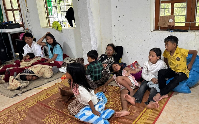 Commune officials in Vietnam’s Nghe An brave raging stream to evacuate over 120 villagers to safety- Ảnh 1.