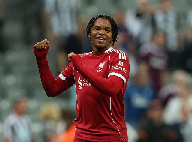 Rio Ngumoha, thần đồng 16 tuổi của Liverpool là ai? - Ảnh 1.