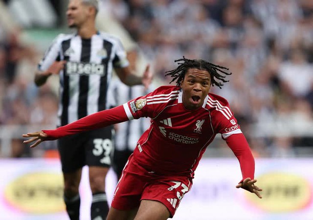Thần đồng 16 tuổi tỏa sáng, Liverpool thắng kịch tính Newcastle - Ảnh 1.