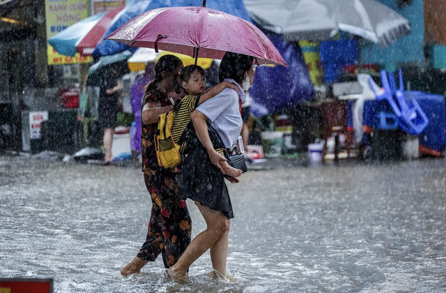 Flooding from storm Kajiki paralyzes traffic in Hanoi
- Ảnh 1. Flooding from storm Kajiki paralyzes traffic in Hanoi
- Ảnh 1.