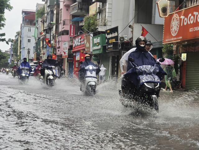 Flooding from storm Kajiki paralyzes traffic in Hanoi
- Ảnh 2. Flooding from storm Kajiki paralyzes traffic in Hanoi
- Ảnh 2.