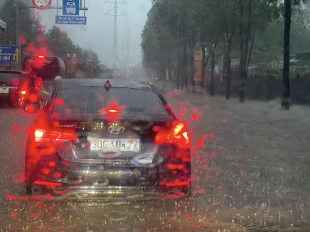 Flooding from storm Kajiki paralyzes traffic in Hanoi
- Ảnh 3. Flooding from storm Kajiki paralyzes traffic in Hanoi
- Ảnh 3.