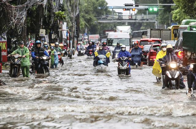 Flooding from storm Kajiki paralyzes traffic in Hanoi
- Ảnh 4. Flooding from storm Kajiki paralyzes traffic in Hanoi
- Ảnh 4.