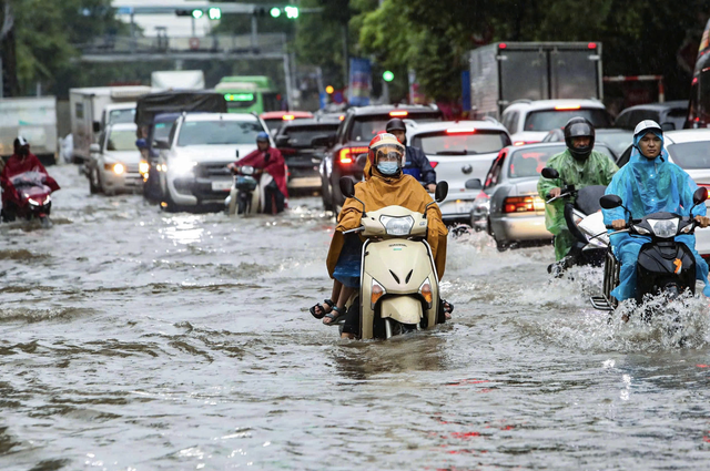 Flooding from storm Kajiki paralyzes traffic in Hanoi
- Ảnh 5. Flooding from storm Kajiki paralyzes traffic in Hanoi
- Ảnh 5.