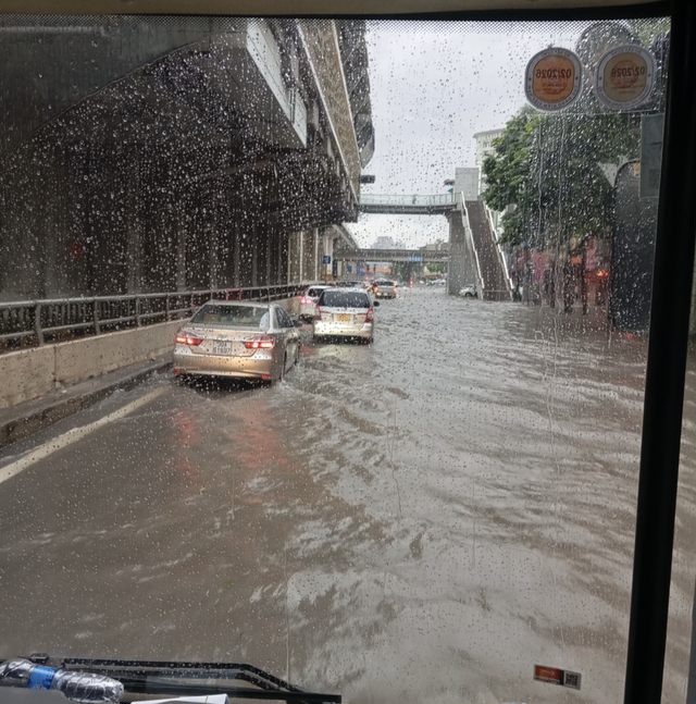 Flooding from storm Kajiki paralyzes traffic in Hanoi
- Ảnh 6. Flooding from storm Kajiki paralyzes traffic in Hanoi
- Ảnh 6.