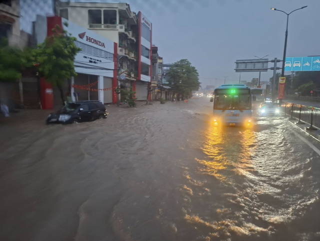 Flooding from storm Kajiki paralyzes traffic in Hanoi
- Ảnh 7. Flooding from storm Kajiki paralyzes traffic in Hanoi
- Ảnh 7.