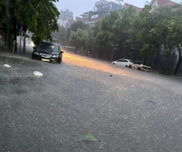 Flooding from storm Kajiki paralyzes traffic in Hanoi
- Ảnh 8. Flooding from storm Kajiki paralyzes traffic in Hanoi
- Ảnh 8.