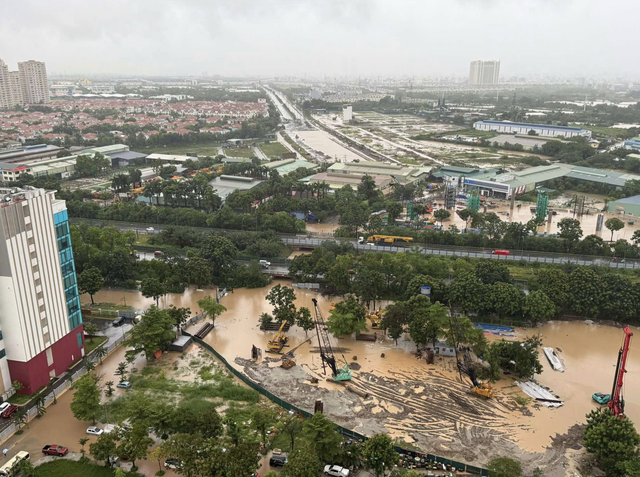 Flooding from storm Kajiki paralyzes traffic in Hanoi
- Ảnh 9. Flooding from storm Kajiki paralyzes traffic in Hanoi
- Ảnh 9.
