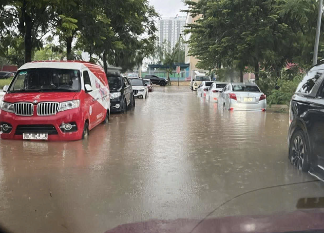 Flooding from storm Kajiki paralyzes traffic in Hanoi
- Ảnh 10. Flooding from storm Kajiki paralyzes traffic in Hanoi
- Ảnh 10.