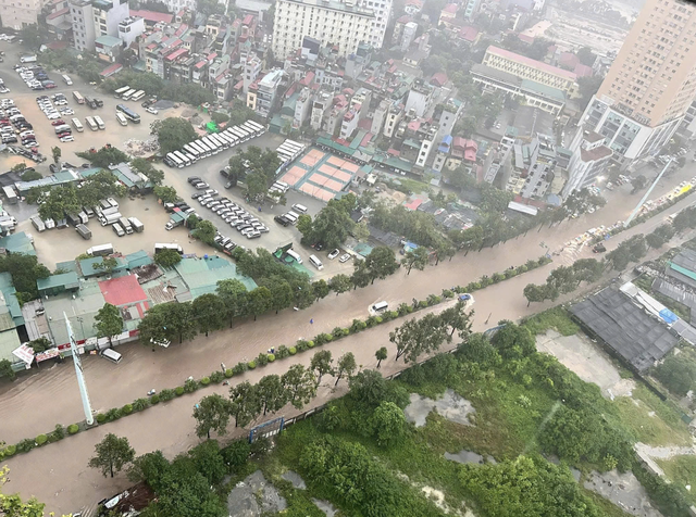 Flooding from storm Kajiki paralyzes traffic in Hanoi
- Ảnh 11. Flooding from storm Kajiki paralyzes traffic in Hanoi
- Ảnh 11.