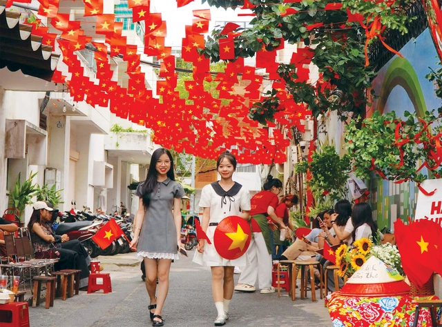 Thành phố rợp cờ hoa rộn ràng tết độc lập - Ảnh 2.