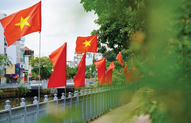 Thành phố rợp cờ hoa rộn ràng tết độc lập - Ảnh 4.