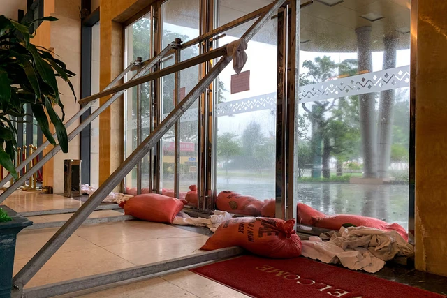 Typhoon Kajiki kills 3 in Vietnam, floods Hanoi streets- Ảnh 3.