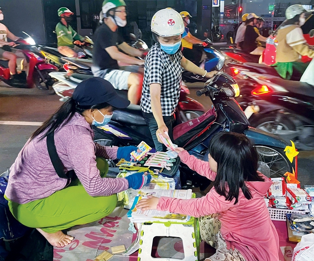 Giữa phố phường nhộn nhịp có những bạn nhỏ mưu sinh - Ảnh 1.
