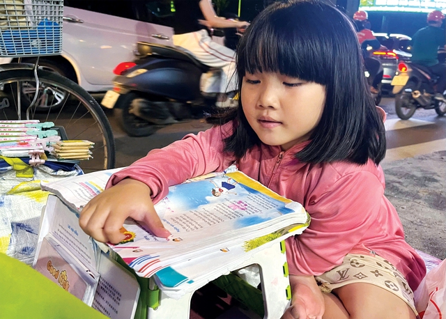 Giữa phố phường nhộn nhịp có những bạn nhỏ mưu sinh - Ảnh 2.