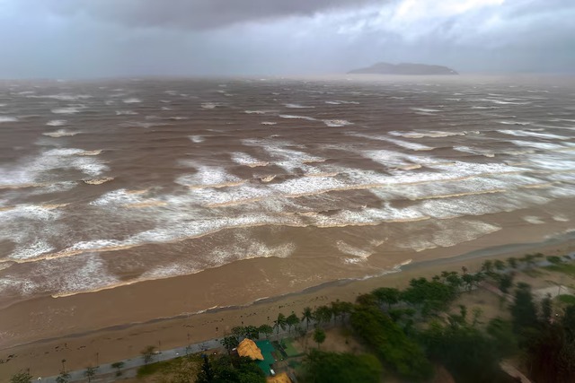 Typhoon Kajiki kills 3 in Vietnam, floods Hanoi streets- Ảnh 6.