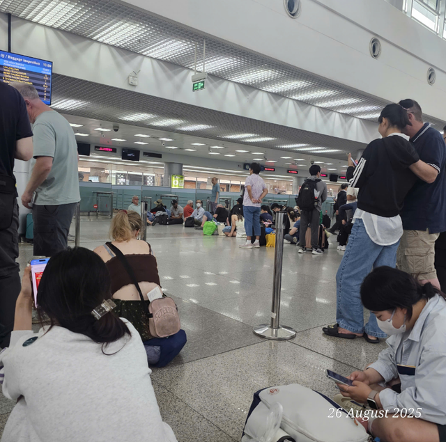 Passenger gridlock hits Ho Chi Minh City airport following system outage
- Ảnh 1. Passenger gridlock hits Ho Chi Minh City airport following system outage
- Ảnh 1.