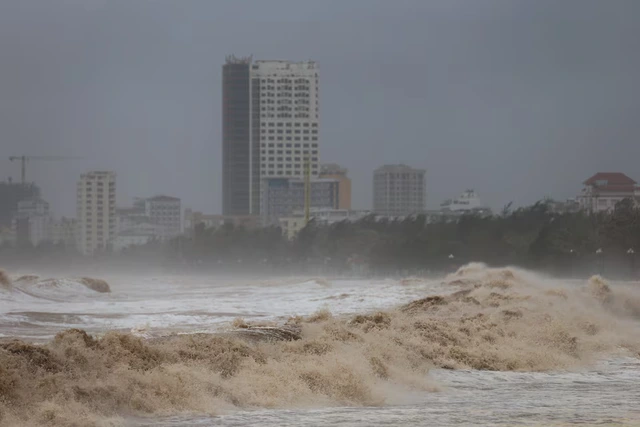 Typhoon Kajiki kills 3 in Vietnam, floods Hanoi streets- Ảnh 4.