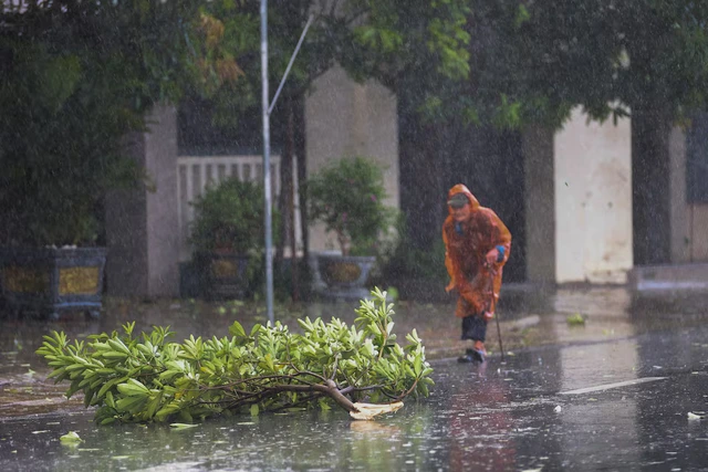 Typhoon Kajiki kills 3 in Vietnam, floods Hanoi streets- Ảnh 2.