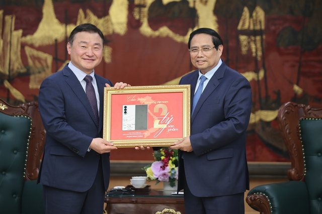 Vietnamese PM celebrates Samsung’s production of 2 billionth mobile phone in Vietnam - Ảnh 1.