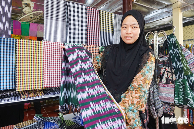 In southern Vietnam, over-100-year-old Cham brocade weaving craft captivates tourists- Ảnh 1. In southern Vietnam, over-100-year-old Cham brocade weaving craft captivates tourists- Ảnh 1.
