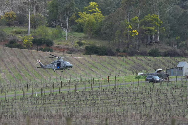 Manhunt continues in Australian bush for 'heavily armed' suspect after two officers shot dead - Ảnh 1.
