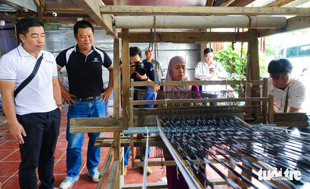 In southern Vietnam, over-100-year-old Cham brocade weaving craft captivates tourists- Ảnh 2. In southern Vietnam, over-100-year-old Cham brocade weaving craft captivates tourists- Ảnh 2.