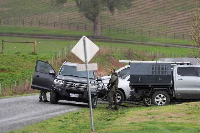 Manhunt continues in Australian bush for 'heavily armed' suspect after two officers shot dead - Ảnh 3.