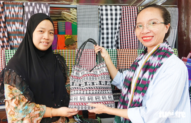 In southern Vietnam, over-100-year-old Cham brocade weaving craft captivates tourists- Ảnh 4. In southern Vietnam, over-100-year-old Cham brocade weaving craft captivates tourists- Ảnh 4.