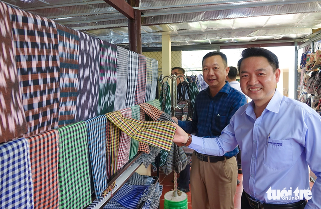 In southern Vietnam, over-100-year-old Cham brocade weaving craft captivates tourists- Ảnh 5. In southern Vietnam, over-100-year-old Cham brocade weaving craft captivates tourists- Ảnh 5.