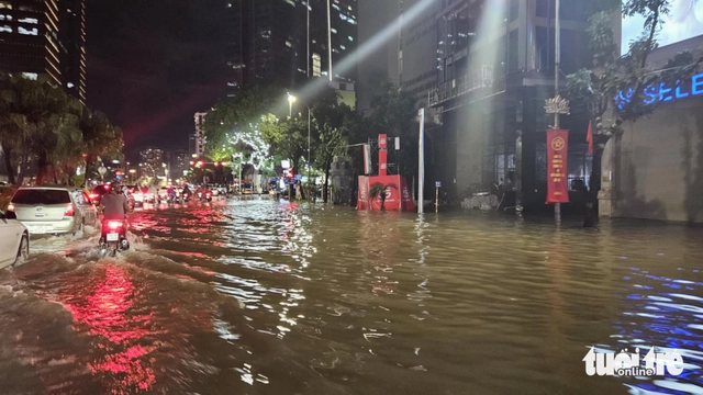 Heavy rains flood Hanoi streets again, residents struggle to get home - Ảnh 5.