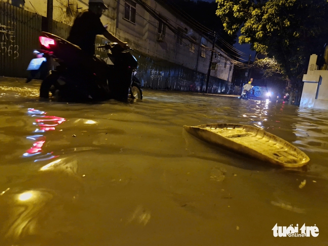 Heavy rains flood Hanoi streets again, residents struggle to get home - Ảnh 7.