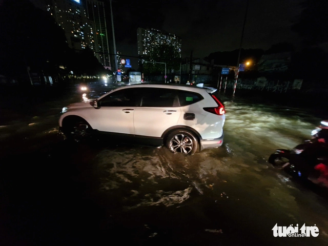 Heavy rains flood Hanoi streets again, residents struggle to get home - Ảnh 8.