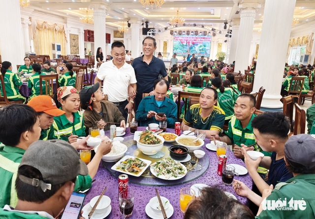Vietnamese restaurant owner serves free meals to sanitation workers after storm cleanup - Ảnh 1. Vietnamese restaurant owner serves free meals to sanitation workers after storm cleanup - Ảnh 1.