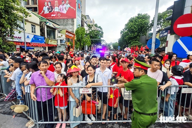 Biển người chờ xem sơ duyệt cấp Nhà nước diễu binh, diễu hành 80 năm Quốc khánh - Ảnh 1.