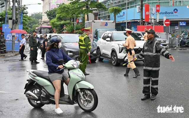 Biển người chờ xem sơ duyệt cấp Nhà nước diễu binh, diễu hành 80 năm Quốc khánh - Ảnh 1.