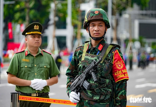 Biển người chờ xem sơ duyệt cấp Nhà nước diễu binh, diễu hành 80 năm Quốc khánh - Ảnh 1.