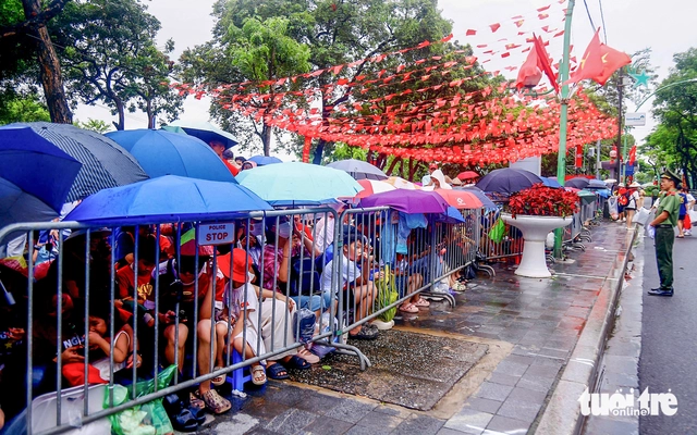 Biển người chờ xem sơ duyệt cấp Nhà nước diễu binh, diễu hành 80 năm Quốc khánh - Ảnh 1.