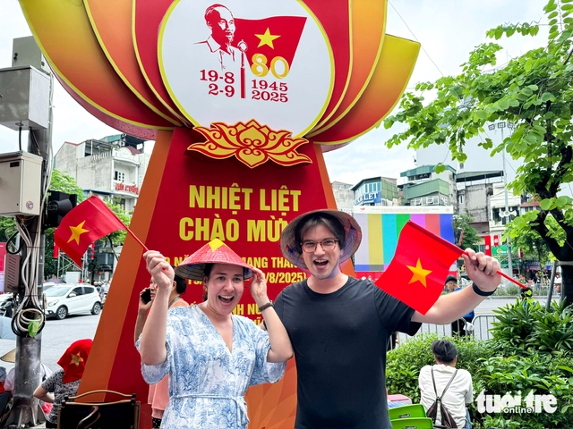Biển người chờ xem sơ duyệt cấp Nhà nước diễu binh, diễu hành 80 năm Quốc khánh - Ảnh 2.