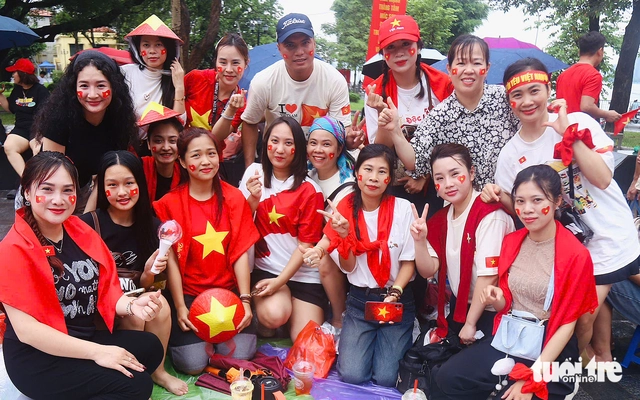 Biển người chờ xem sơ duyệt cấp Nhà nước diễu binh, diễu hành 80 năm Quốc khánh - Ảnh 1.