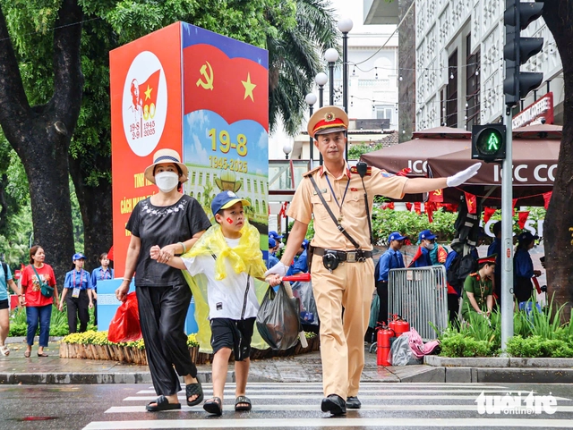 Biển người chờ xem sơ duyệt cấp Nhà nước diễu binh, diễu hành 80 năm Quốc khánh - Ảnh 1.