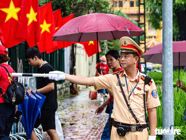 Biển người chờ xem sơ duyệt cấp Nhà nước diễu binh, diễu hành 80 năm Quốc khánh - Ảnh 3.