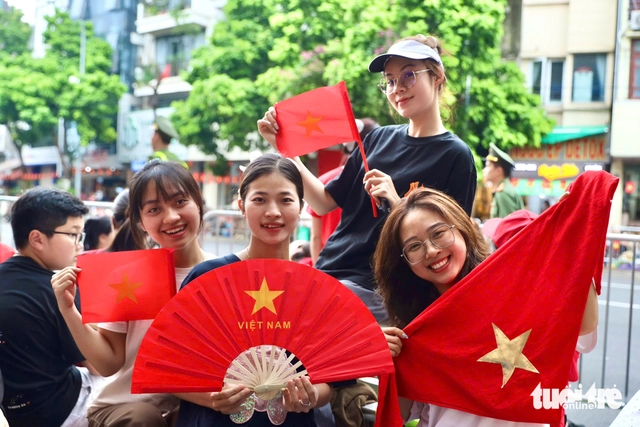 Biển người chờ xem sơ duyệt cấp Nhà nước diễu binh, diễu hành 80 năm Quốc khánh - Ảnh 2.